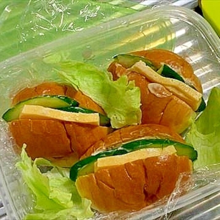 ギョウムスの爆安厚焼玉子をロールパンに刺しこむっ!